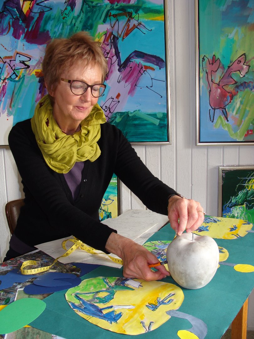 Kunstmaler Lis Kohl i sit atelier på Djursland